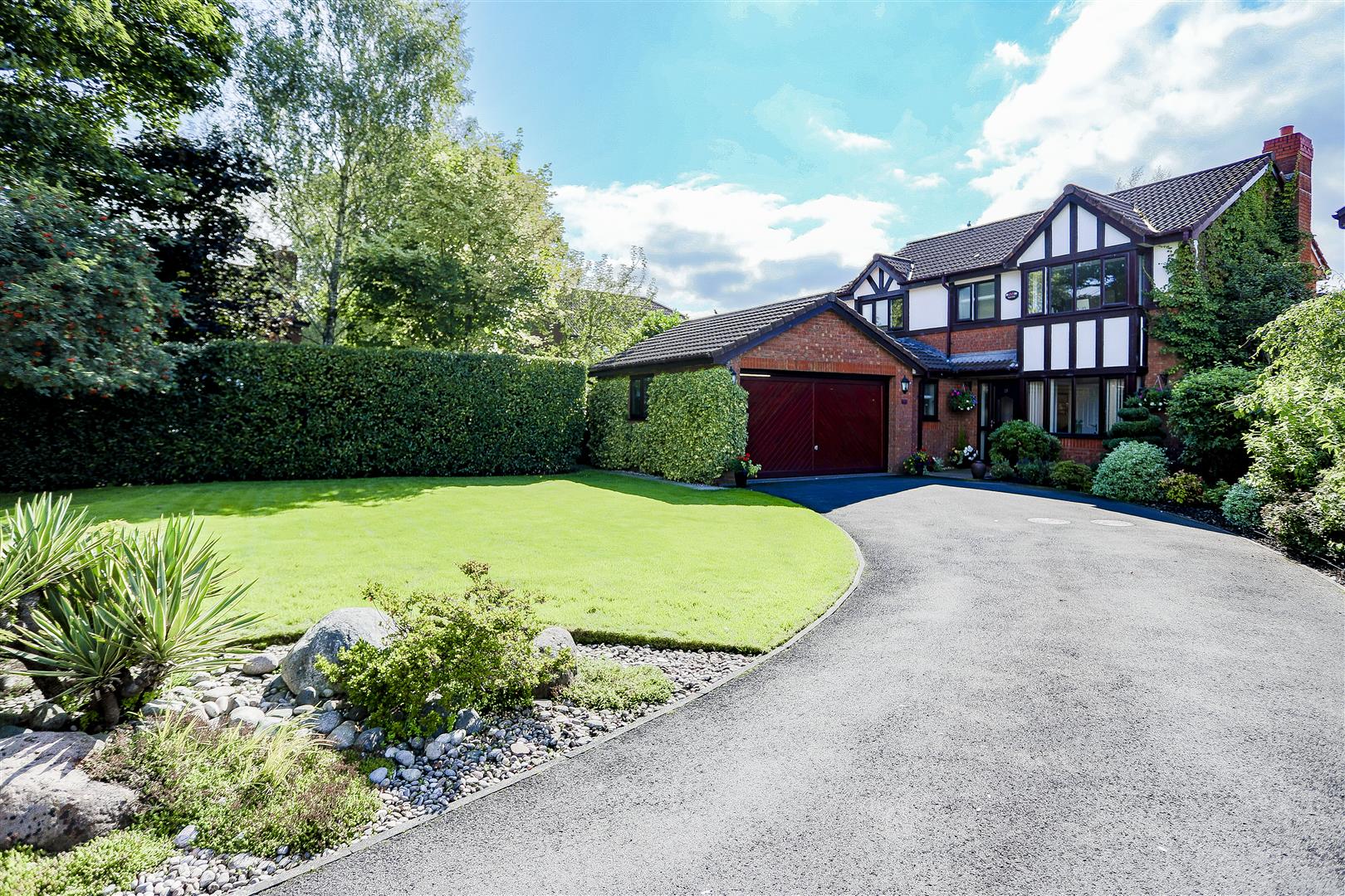4 Bedroom Detached House For Sale - Main Image